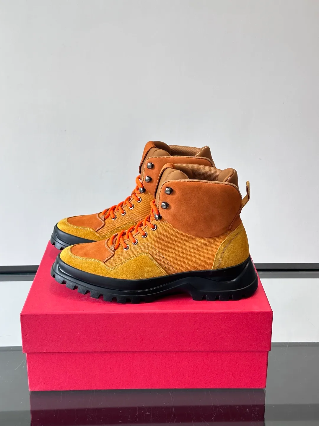 Men's shoes 💰960. Ferragamo's thick-soled lace-up short boots are made of suede + fabric splicing. They have a delicate texture and are breathable. The black rubber thick soles are wear-resistant and have strong traction. They can be worn every day outdoors! The shoelaces are super vibrant and the metal fastener details are perfect. The boot shaft is adjustable, comfortable and stable to wear. It goes well with workwear style or casual style in autumn and winter. It is warm and fashionable. It is suitable for outdoor activities or daily commuting! size: 39-44 (customized at 38.45.46)